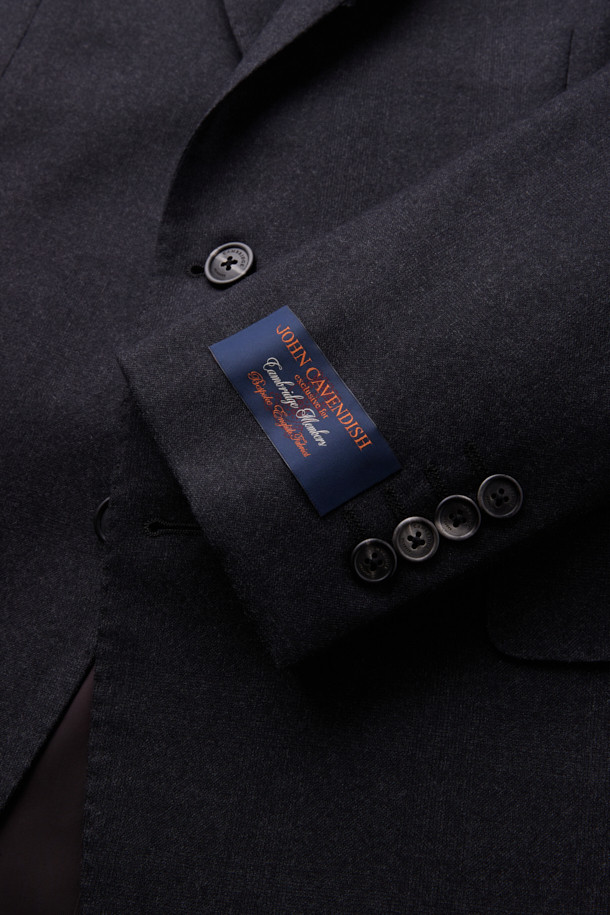 카벤디쉬 울 쉐도우체크 재킷 (Gray)은 남성 고객을 위한 클래식하고 포멀한 스타일의 자켓입니다. 울 소재로 제작되어 부드러운 드레이프성과 형태 안정성이 특징이며, 봄, 가을, 겨울 세 계절 모두 착용 가능합니다. 그레이 컬러의 글렌체크 패턴이 적용되어 세련된 느낌을 선사하며, 레귤러핏 싱글버튼 디자인으로 제작되었습니다. 오피스룩, 비즈니스 캐주얼, 모임룩 등 다양한 TPO에 활용하여 클래식, 미니멀, 시크한 스타일을 연출할 수 있습니다. 긴 소매 기장의 레귤러 기장 자켓입니다.
