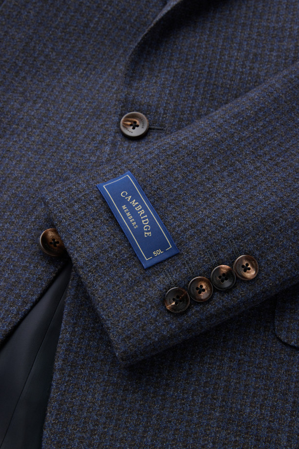 가을, 겨울 시즌에 어울리는 남성용 울 마이크로 체크 재킷입니다. 브라운, 네이비 두 가지 색상으로 출시되었으며, 클래식하고 포멀한 스타일을 연출하기 좋습니다. 싱글 버튼 디자인과 레귤러 핏으로 제작되어 편안한 착용감을 선사합니다. 톤다운된 컬러 조합과 마이크로 체크 패턴이 세련된 느낌을 더하며, 오피스룩, 비즈니스 캐주얼, 모임룩 등 다양한 TPO에 활용 가능합니다. 울 소재 특유의 두께감으로 따뜻함을 유지하며, 미니멀한 스타일을 선호하는 남성분들께 추천합니다.
