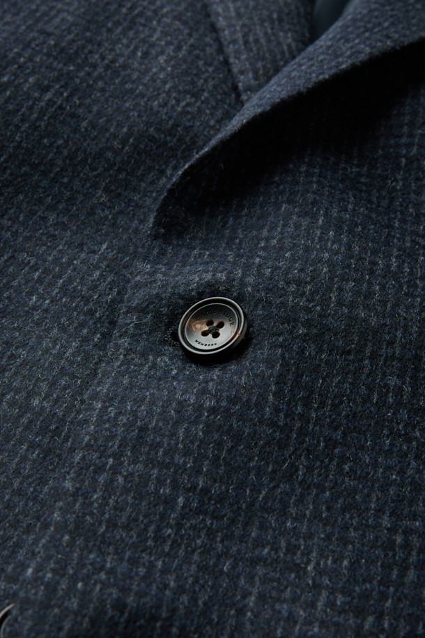 세련되고 차분한 분위기의 남성용 울 마이크로 솔리드 재킷입니다. 겨울철 보온성을 높여주는 두꺼운 두께감과 긴 소매 기장이 특징입니다. 일상, 출근룩, 비즈니스 캐주얼, 모임룩 등 다양한 TPO에 활용 가능하며, 클래식, 미니멀, 시크 스타일을 연출하기 좋습니다. 마이크로 패턴이 은은하게 돋보이는 네이비 컬러의 레귤러핏 싱글버튼 재킷으로, 당신의 겨울 스타일을 더욱 돋보이게 해줄 것입니다.
