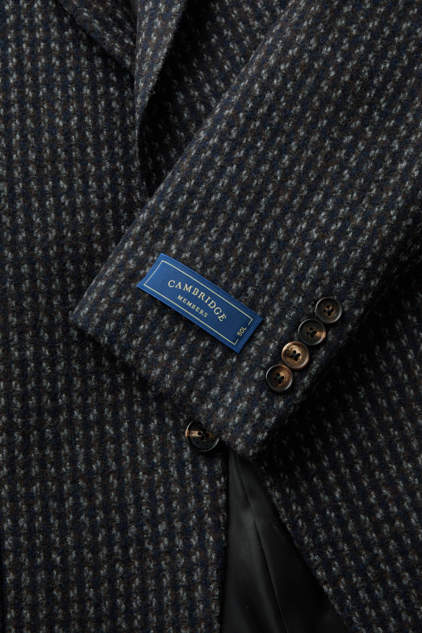 **울 혼방 하운드투스 자켓**은 가을과 겨울, 당신의 품격을 높여줄 클래식한 스타일의 아우터입니다. 그레이, 네이비, 브라운 세 가지 색상으로 만나볼 수 있으며, 울과 알파카 혼방 소재로 제작되어 두꺼운 두께감과 고급스러운 촉감을 선사합니다. 하운드투스 패턴이 돋보이는 레귤러핏의 싱글버튼 재킷으로, 오피스룩, 비즈니스 캐주얼, 모임룩 등 다양한 TPO에 활용 가능합니다. 미니멀하면서도 세련된 디자인으로 어떤 옷차림에도 잘 어울려 데일리 아이템으로 활용하기 좋습니다. 긴 소매 기장으로 따뜻함과 스타일을 동시에 잡아보세요.
