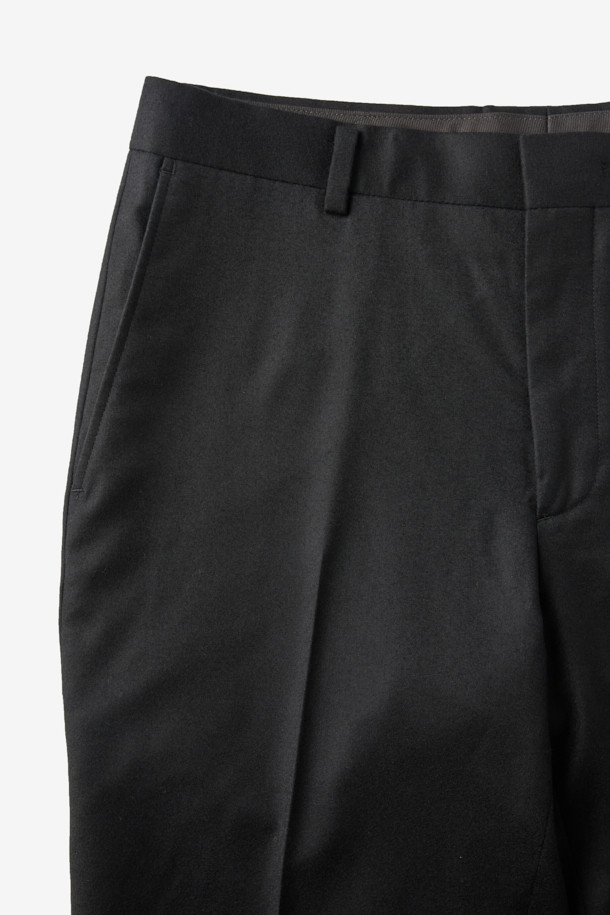 이태리 레다(REDA) 원단을 사용하여 고급스러움을 더한 레다 울 솔리드 슬랙스입니다. 남성용 슬림핏 슬랙스로, 가을과 겨울에 착용하기 좋은 두께감과 부드러운 촉감을 자랑합니다. 네이비 컬러의 무지 디자인으로 클래식하고 베이직한 스타일을 연출하며, 출근룩, 비즈니스 캐주얼, 모임룩 등 다양한 TPO에 활용 가능합니다. 스트레치 소재로 편안한 착용감을 제공하며, 은은한 광택감이 돋보이는 제품입니다. 슬림핏과 긴 기장으로 세련된 핏을 완성합니다.
