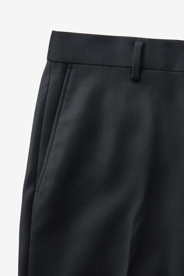 **국내 울캐시 본딩 솔리드 슬랙스**는 겨울철 따뜻함과 스타일을 모두 갖춘 슬림핏 슬랙스입니다. 고급 울과 캐시미어 혼방 소재로 제작되어 부드러운 촉감과 뛰어난 보온성을 제공하며, 본딩 안감으로 더욱 따뜻하게 착용할 수 있습니다. 다크 네이비 컬러의 무지 디자인으로, 출근룩, 비즈니스 캐주얼, 모임룩 등 다양한 TPO에 활용 가능합니다. 클래식, 미니멀, 시크 스타일을 즐겨 입는 분들께 추천하며, 탄탄한 핏으로 세련된 실루엣을 연출합니다.
