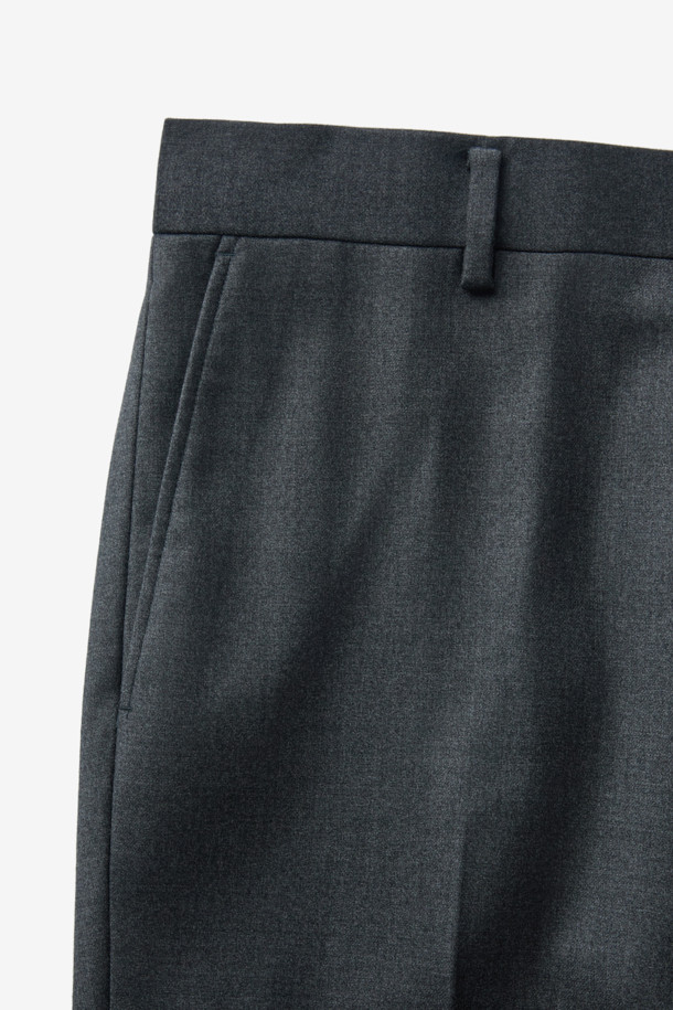 **국내 울캐시 본딩 슬랙스**

겨울 시즌을 위한 남성 슬림핏 슬랙스로, 울과 캐시미어 혼방 소재로 제작되어 부드러운 촉감과 뛰어난 보온성을 자랑합니다. 다크 네이비 컬러의 무지 디자인에 멜란지 톤이 은은한 멋을 더하며, 안감 본딩 처리로 한층 따뜻하게 착용할 수 있습니다. 출근룩, 오피스룩, 모임룩 등 다양한 TPO에 활용 가능한 베이직 스타일의 긴바지입니다. 클래식, 미니멀, 시크한 스타일을 연출하기에 적합하며, 두꺼운 두께감으로 겨울철에도 따뜻하게 입을 수 있습니다.
