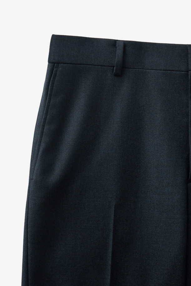 부드러운 울과 캐시미어 혼방 소재로 제작되어 겨울철에도 따뜻하게 착용 가능한 국내 울캐시 본딩 솔리드 슬랙스입니다. 다크 네이비 컬러의 무지 디자인으로, 출근룩, 오피스룩, 모임룩 등 다양한 TPO에 활용하기 좋습니다. 슬림핏으로 떨어지는 핏감과 보온성이 뛰어난 본딩 안감, 탄탄한 핏감을 제공하여 클래식, 미니멀, 시크 스타일을 연출하기에 적합합니다. 멜란지 톤으로 은은한 멋을 더해 줍니다. 
