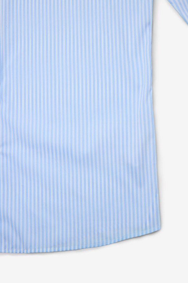 **스트라이프 와이드 칼라 드레스셔츠**는 남성용 드레스셔츠로, 블루와 화이트 컬러의 스트라이프 패턴이 특징입니다. 면 소재로 제작되어 부드러운 촉감을 선사하며, 레귤러핏과 얇은 두께로 편안하게 착용할 수 있습니다. 와이드 칼라 디자인이 돋보이며, 센터 풀 버튼, 칼라 심지 처리, 2버튼 소맷단, 롤업 기능 등 섬세한 디테일을 더했습니다. 일상 및 비즈니스룩에 모두 활용 가능하며, 오피스룩, 비즈니스 캐주얼, 출근룩 등 다양한 TPO에 적합합니다. 클래식하고 미니멀한 스타일을 추구하는 남성에게 제격입니다.
