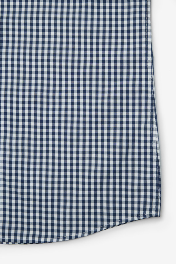 네이비와 화이트 컬러의 깅엄 체크 패턴이 돋보이는 남성용 드레스셔츠입니다. 봄, 여름, 가을 계절에 착용하기 좋으며, 레귤러핏으로 제작되어 편안한 착용감을 선사합니다. 와이드 칼라 디자인에 얇은 두께감으로 시원하게 입을 수 있으며, 롤업 가능한 긴 소매는 다양한 스타일 연출을 돕습니다. 센터 풀 버튼, 소맷단 2버튼, 칼라 심지 처리 디테일이 돋보이며, 오피스룩, 비즈니스 캐주얼, 모임룩 등 TPO에 맞춰 클래식하고 미니멀한 스타일을 연출하기 좋습니다. 면 소재로 제작되어 부드러운 촉감을 느낄 수 있습니다.
