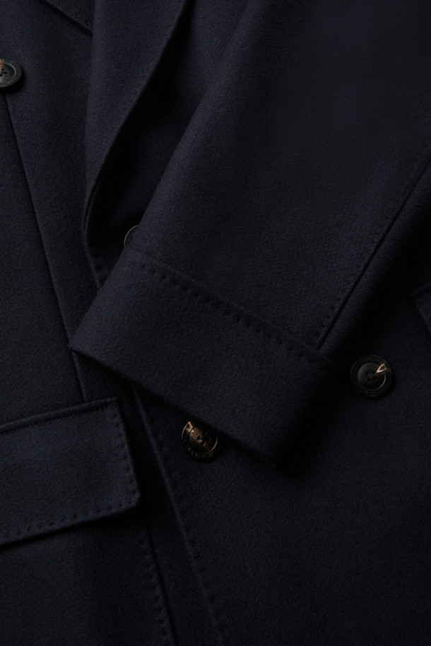 브래스키 울캐시 더블 폴로 코트는 남성 고객을 위해 디자인된, 클래식한 무드의 겨울, 가을용 아우터입니다. 블랙과 네이비 두 가지 색상으로 제공되며, 레귤러핏으로 제작되어 편안한 착용감을 선사합니다. 울과 캐시미어 혼방 소재로 부드러운 촉감과 두꺼운 두께감을 자랑하며, 더블 버튼 여밈 방식과 긴 소매, 커프스 디테일, 아웃포켓, 뒷중심 맞주름, 벤트 단추 트임 등의 특징을 갖추고 있습니다. 오피스룩, 비즈니스 캐주얼, 모임룩 등 다양한 TPO에 활용 가능하며, 미니멀하고 시크한 스타일을 연출하기 좋습니다.
