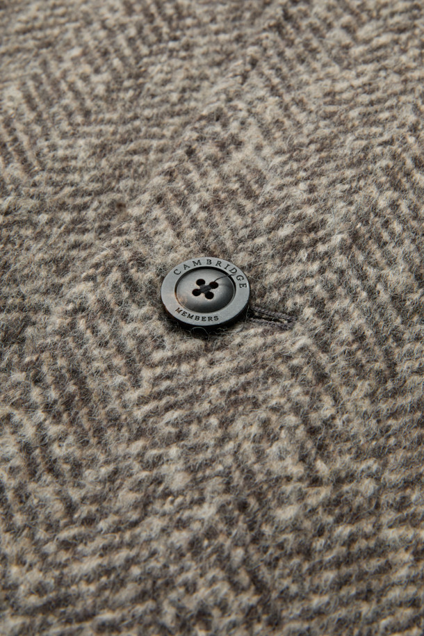 델피노 울알파카캐시 헤링본 발마칸 코트는 울, 알파카, 캐시미어의 고급 소재 혼방으로 제작되어 부드러운 촉감과 뛰어난 보온성을 자랑합니다. 클래식한 헤링본 패턴과 레귤러핏 디자인, 롱 기장으로 세련된 스타일을 연출하며, 가을/겨울 시즌 일상, 출근룩, 비즈니스 캐주얼, 모임룩 등 다양한 TPO에 활용 가능합니다. 레글런 소매 디테일과 싱글 버튼 여밈 방식으로 편안함과 활동성을 더했습니다. 시크하고 미니멀한 스타일을 선호하는 분들께 추천하는 발마칸 코트입니다.
