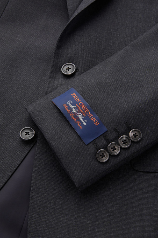 존 카벤디시 원단의 카벤디쉬 울 서지 솔리드 수트 재킷 (Gray)입니다. 윈저라인과 삭스킨 조직으로 제작되어 드레이프성과 형태 안정성이 우수하며, 슬림핏 디자인으로 모던한 스타일을 연출합니다. 고급스러운 울 (모) 소재로 제작되어 봄, 가을, 겨울 모두 착용 가능하며, 일상, 예복, 비즈니스 등 다양한 TPO에 활용할 수 있습니다. 무지(솔리드) 패턴에 싱글 버튼 여밈 방식으로 클래식하고 포멀한 분위기를 더합니다. 탄탄한 촉감과 긴 소매 기장으로 세련된 룩을 완성해보세요.
