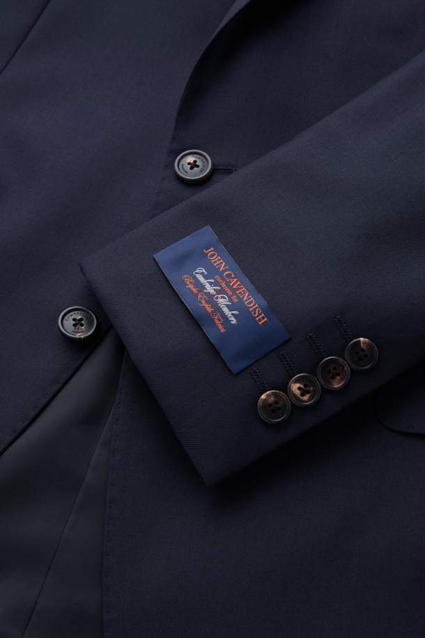 카벤디쉬 울 서지 자켓(Navy)은 남성 고객을 위한 포멀한 스타일의 정장 자켓입니다. 봄, 가을, 겨울 세 계절에 걸쳐 착용 가능하며, 예복 또는 비즈니스 용도로 적합합니다. 슬림핏 디자인에 싱글 버튼 여밈 방식, 레귤러 기장의 상의로 제작되었습니다. 고급스러운 울 소재와 드레이프성이 특징이며, 클래식하고 미니멀한 스타일을 연출합니다. 오피스룩, 비즈니스 캐주얼, 하객룩 등 다양한 TPO에 활용할 수 있습니다.
