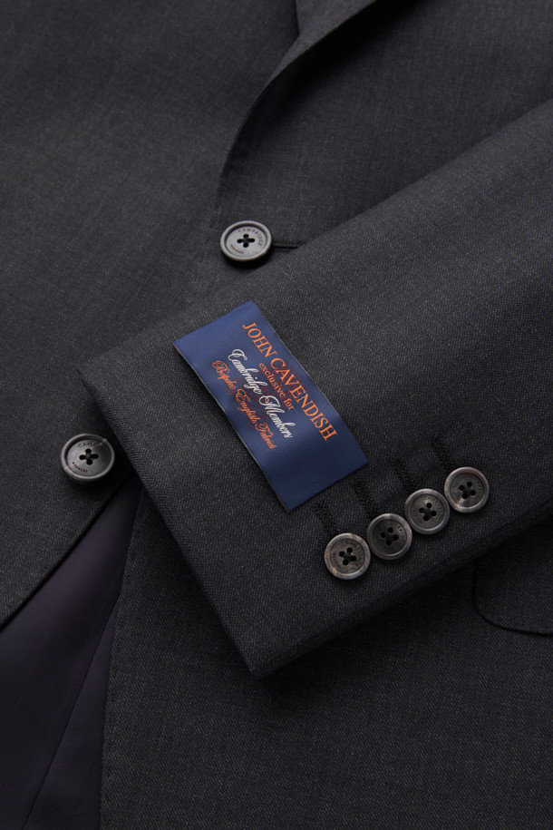 카벤디쉬 울 서지 솔리드 수트 재킷 (Gray)은 남성용 정장 수트 자켓입니다. 클래식하고 미니멀한 스타일로, 비즈니스 및 오피스룩에 적합하며, 사계절 착용 가능합니다. 슬림핏 디자인에 싱글 버튼 여밈 방식이며, 고급스러운 울 소재로 제작되어 드레이프성과 형태 안정성이 우수합니다. 윈저라인으로 세련된 핏을 연출하며, 긴 소매 기장을 갖춘 솔리드(무지) 패턴의 그레이 컬러 자켓입니다.
