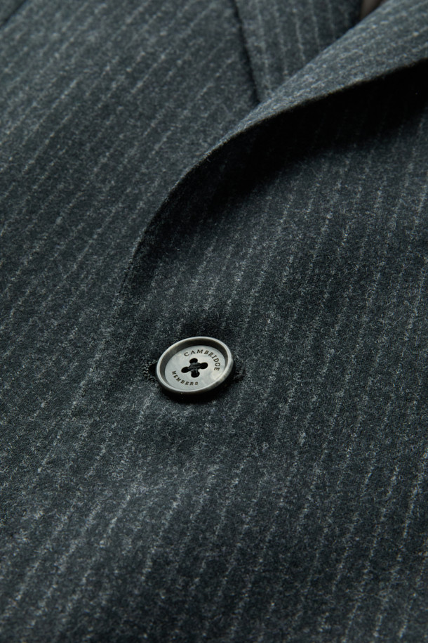 레다 울스트레치 밀드 스트라이프 수트 재킷 (Gray)은 남성용 수트 재킷으로, 포멀 및 비즈니스 스타일을 위한 완벽한 선택입니다. 겨울 시즌에 어울리는 두꺼운 두께감과 부드러운 촉감의 울, 폴리우레탄 혼방 소재로 제작되어 편안함과 보온성을 제공합니다. 클래식하고 미니멀한 디자인에 스트라이프 패턴이 들어가 세련된 분위기를 더하며, 라펠 폭 8.5cm, 싱글 버튼 여밈 방식으로 세련된 핏을 연출합니다. 도버라인 코트 타입에 레귤러핏으로 제작되었으며, 스트레치 기능이 있어 활동성을 보장합니다. 오피스룩, 비즈니스 캐주얼, 출근룩 등 다양한 TPO에 활용 가능합니다.
