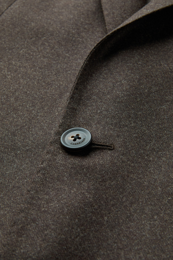 델피노 울 멜란지 솔리드 수트 재킷 (Brown)은 남성용 수트 재킷으로, 겨울철 포멀한 스타일을 완성하는 데 적합합니다. 델피노 울 100% 소재로 제작되어 고급스러운 착용감을 선사하며, 밀드 가공을 통해 부드러운 촉감을 더했습니다. 클래식한 무드의 레귤러핏 싱글버튼 디자인이며, 브라운 컬러의 솔리드 패턴으로 다양한 스타일 연출이 용이합니다. 오피스룩, 비즈니스 캐주얼, 모임룩 등 TPO에 맞춰 활용 가능하며, 미니멀하고 세련된 스타일을 선호하는 남성에게 추천합니다. 도버라인 디테일이 돋보이는 긴소매 재킷입니다.
