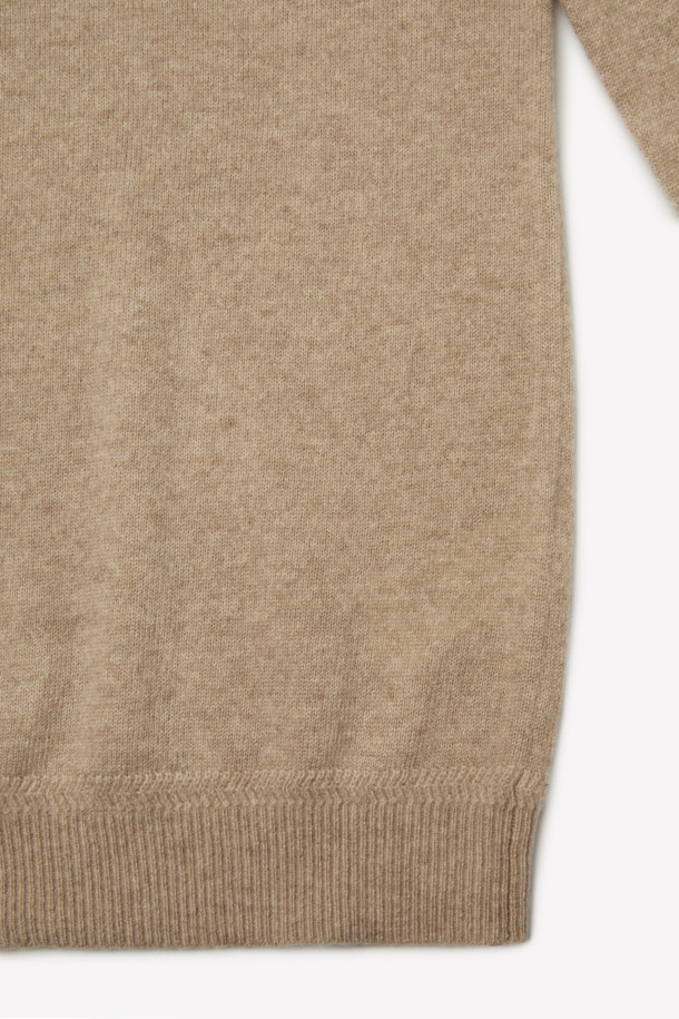 [아놀] 마일드 캐시미어100 카라넥 니트는 부드러운 촉감의 캐시미어 100% 소재로 제작되어 가을, 겨울 시즌에 따뜻하게 착용할 수 있습니다. 베이직하고 클래식한 스타일의 레귤러핏 니트로, 출근룩, 비즈니스 캐주얼, 모임룩 등 다양한 TPO에 활용 가능합니다. 차이나칼라 디자인과 긴 소매, 두꺼운 두께감으로 보온성을 높였으며, 버튼 디테일과 리브 마감으로 완성도를 더했습니다. 미니멀한 디자인으로 어떤 스타일에도 쉽게 매치하여 클래식한 무드를 연출할 수 있습니다.
