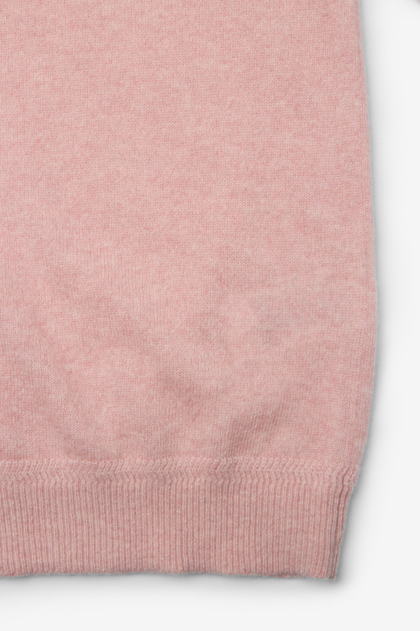 [아놀] 마일드 캐시미어100 카라넥 니트는 부드러운 촉감과 따뜻함을 선사하는 캐시미어 100% 소재의 니트입니다. 베이직하고 클래식한 스타일로, 데이트룩, 출근룩, 모임룩 등 다양한 TPO에 활용하기 좋습니다. 레귤러 핏에 긴 소매 기장으로 제작되었으며, 카라넥 디자인과 쓰리 버튼 디테일이 특징입니다. 핑크 컬러의 무지 패턴으로 미니멀하고 세련된 분위기를 연출합니다. 가을, 겨울 시즌에 어울리는 두꺼운 두께감과 리브 마감으로 완성도를 높였습니다.
