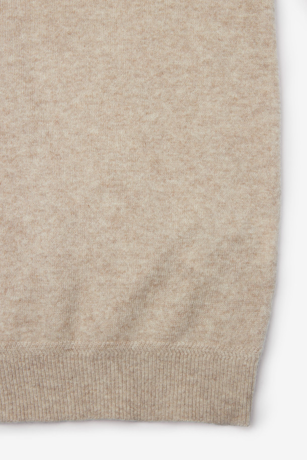 [아놀] 마일드 캐시미어100 하프터틀 니트는 부드러운 촉감의 캐시미어 100% 소재로 제작되어 가을과 겨울, 포근하고 따뜻하게 착용할 수 있습니다. 베이직하고 미니멀한 디자인에 레귤러핏으로 제작되었으며, 하프넥 라인과 긴 소매 기장이 특징입니다. 두꺼운 두께감으로 보온성을 높였으며, 리브 마감 디테일로 깔끔한 실루엣을 연출합니다. 베이지, 멜란지 두 가지 색상으로 출시되어 출근룩, 모임룩 등 다양한 TPO에 클래식, 미니멀, 캐주얼 스타일로 활용하기 좋습니다.
