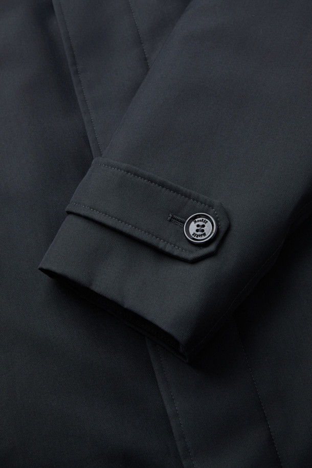 무레르(MOORER) 엘슨 3웨이 트렌치코트 다운은 남성용 아우터로, 클래식한 디자인과 뛰어난 보온성을 자랑합니다. 봄, 가을, 겨울 세 계절 모두 착용 가능하며, 일상 및 출근룩, 비즈니스 캐주얼, 모임룩 등 다양한 TPO에 활용할 수 있습니다. 롱 기장에 레귤러 핏으로 제작되었으며, 무지 패턴의 블랙 컬러로 시크하고 미니멀한 스타일을 연출합니다. 3웨이 디자인으로 분리형 이너와 다운 충전재를 사용하여 보온성을 극대화했으며, 버튼 여밈 방식과 긴 소매 기장으로 세련된 마무리를 더했습니다.
