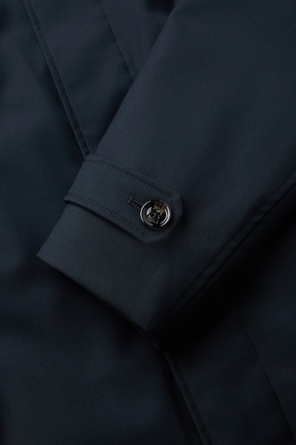 무레(MOORER) 엘슨 3웨이 트렌치코트 다운 네이비는 가을과 겨울, 출근룩과 비즈니스 캐주얼에 적합한 남성용 아우터입니다. 클래식하고 미니멀한 스타일의 이 트렌치코트는 레귤러 핏에 레귤러 기장으로, 무지 패턴의 네이비 컬러가 특징입니다. 버튼 여밈 방식과 긴 소매 디자인에, 탈부착 가능한 이너와 구스다운 충전재를 사용하여 보온성과 경량성을 동시에 갖췄습니다. 3웨이 디자인으로 다양한 스타일 연출이 가능하며, 일상에서 폭넓게 활용할 수 있습니다. 나일론 소재로 제작되어 튼튼하며, 세련된 디자인으로 완성도를 높였습니다.
