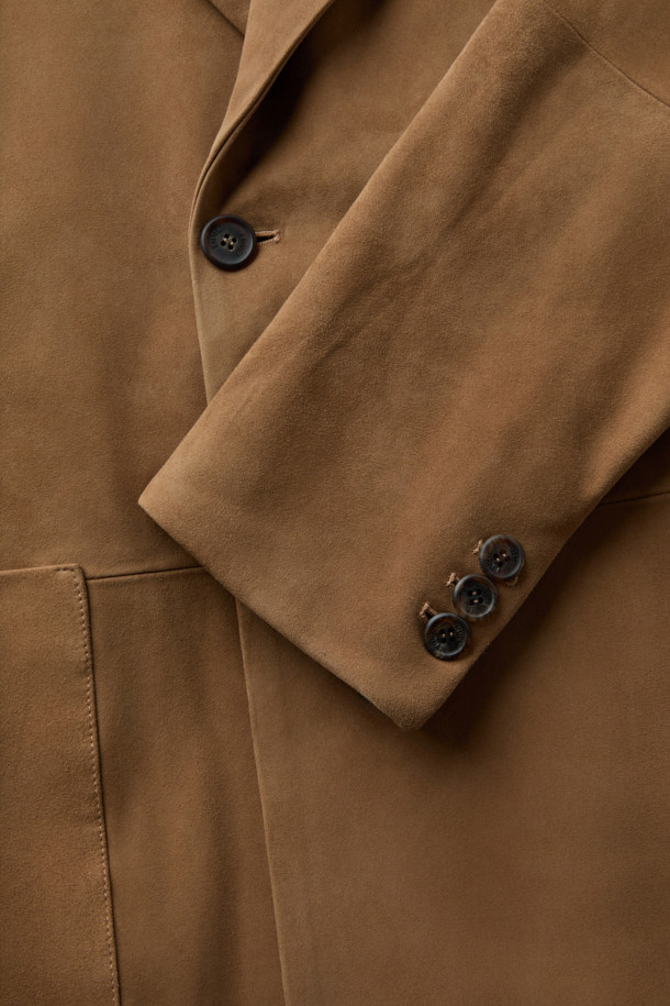 EMMETI(엠메티) 스웨이드 더블 브레스티드 재킷은 가을, 겨울 시즌 당신의 스타일을 완성해 줄 클래식한 아우터입니다. 부드러운 스웨이드 소재와 레귤러핏으로 편안한 착용감을 선사하며, 브라운과 카멜 두 가지 컬러로 출시되어 다양한 룩에 매치하기 좋습니다. 일상, 출근룩, 모임룩, 비즈니스 캐주얼 등 TPO에 구애받지 않고, 미니멀, 시크한 스타일을 연출할 수 있습니다. 더블 버튼 여밈과 패치 포켓 디테일이 돋보이는 디자인으로, 고급스러운 분위기를 더합니다.
