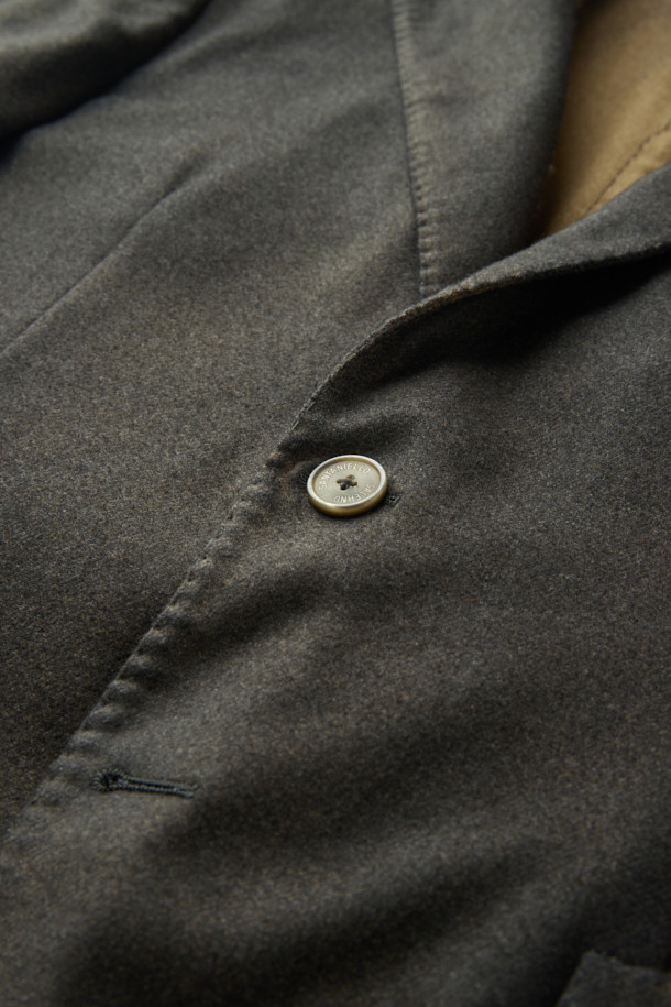 SANTANIELLO(산타니엘로) 핸드 스프레이 다잉 자켓은 남성용 자켓으로, 캐주얼한 스타일을 추구하는 분들께 적합합니다. 봄, 가을 시즌에 어울리는 얇은 두께감과 레귤러 핏으로 편안한 착용감을 선사합니다. 그레이, 브라운 컬러의 무지 디자인에 스프레이 다잉 처리로 은은한 멋을 더했으며, 테일러드 코트 타입의 싱글 버튼 여밈 방식으로 클래식한 분위기를 연출합니다. 비즈니스 캐주얼 및 출근룩으로, 또는 미니멀한 스타일을 선호하는 분들께 추천합니다.
