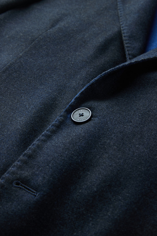 SANTANIELLO(산타니엘로) 핸드 스프레이 다잉 자켓은 남성용 자켓입니다. 블랙과 블루 두 가지 색상으로 출시되었으며, 캐주얼한 스타일을 연출하기 좋습니다. 봄, 가을에 착용하기 적합하며, 출근룩이나 비즈니스 캐주얼에도 활용 가능합니다. 레귤러 핏의 테일러드 코트 타입으로, 싱글 버튼 여밈 방식과 긴 소매 기장이 특징입니다. 스프레이 다잉 처리로 독특한 매력을 더했습니다.
