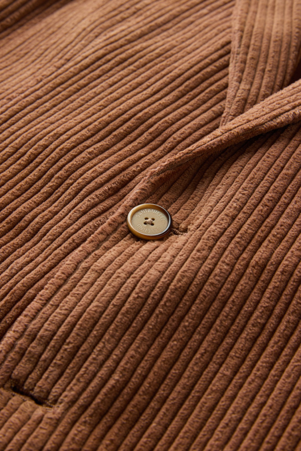 SANTANIELLO(산타니엘로) 볼드 코듀로이 재킷입니다. 짙은 브라운 컬러의 부드러운 코듀로이 소재로 제작되어 가을, 겨울 시즌 따뜻하고 포근하게 착용할 수 있습니다. 레귤러 핏에 싱글 버튼 여밈 방식, 긴 소매 기장으로 캐주얼하고 클래식한 분위기를 연출합니다. 출근룩과 모임룩 모두 활용 가능하며, 무지 디자인으로 미니멀한 스타일을 즐기는 분들께 추천합니다. 두꺼운 두께감으로 보온성을 높였습니다.
