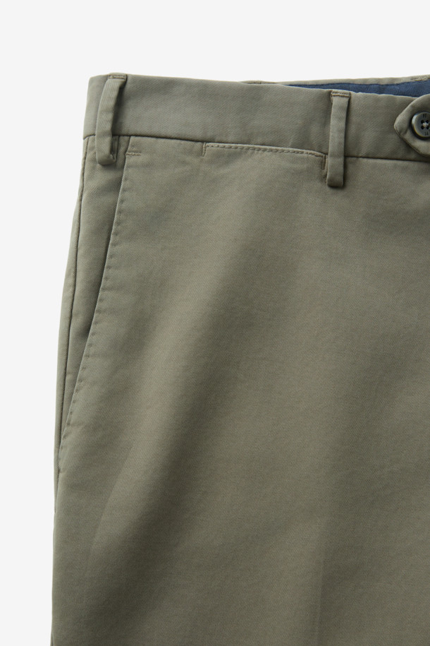 PT 토리노(PT TORINO) 4시즌 코튼 치노 팬츠는 남성용 바지로, 베이지와 카키 두 가지 색상으로 출시되었습니다. 봄, 여름, 가을, 겨울 사계절 모두 착용 가능하며, 일상 및 출근룩, 비즈니스 캐주얼에 적합합니다. 슬림핏으로 제작되었으며, 면 소재를 사용하여 편안한 착용감을 제공합니다. 가랑이 부분 덧댐 안감과 수선 여유분 설계, 뛰어난 신축성으로 활동성을 높였습니다. 베이직, 캐주얼, 클래식, 미니멀 스타일을 즐기는 남성에게 적합한 아이템입니다.
