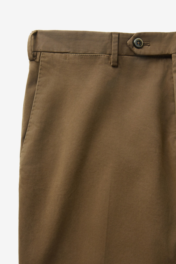 PT 토리노(PT TORINO) 4시즌 코튼 치노 팬츠는 남성을 위한 슬림핏 치노 팬츠입니다. 베이지와 브라운 두 가지 색상으로 제공되며, 봄, 여름, 가을, 겨울 사계절 모두 착용 가능합니다. 면 소재로 제작되어 편안한 착용감을 선사하며, 가랑이 부분 덧댐 처리로 훼손을 방지합니다. 출근룩과 비즈니스 캐주얼은 물론, 클래식, 미니멀, 캐주얼 스타일 모두 소화 가능한 활용도 높은 아이템입니다. 신축성이 우수하여 활동성을 높였으며, 수선 여유분까지 고려한 디자인으로 제작되었습니다.
