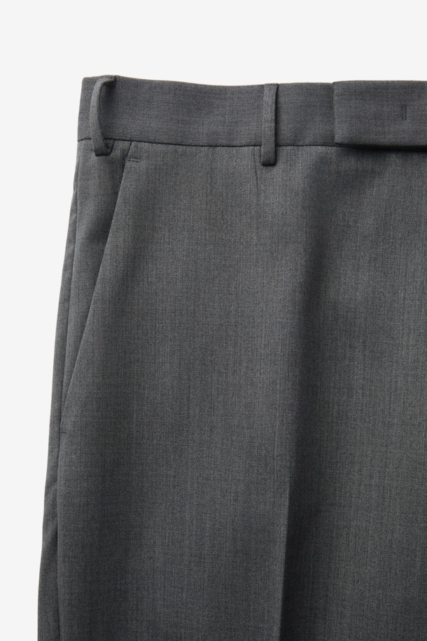 PT 토리노 울 바이 스트레치 슬랙스는 남성용 슬림핏 슬랙스로, 가을과 겨울에 적합합니다. 고급스러운 울 소재에 스트레치 기능이 더해져 편안하면서도 활동적인 착용감을 제공합니다. 차분하고 세련된 그레이 컬러의 무지 디자인으로, 오피스룩 및 비즈니스 캐주얼에 활용하기 좋습니다. 가랑이 부분에 덧댐 안감을 적용하여 내구성을 높였으며, 수선 여유분을 설계하여 실용성을 더했습니다. 클래식, 미니멀, 시크 스타일을 추구하는 남성에게 제격입니다.
