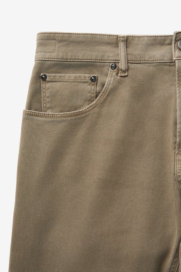 PT 토리노(PT TORINO) 5포켓 데님은 베이직하고 캐주얼한 스타일을 연출하는 남성용 데님 팬츠입니다. 사계절 모두 착용 가능하며, 출근룩이나 비즈니스 캐주얼에도 잘 어울립니다. 레귤러핏과 스트레이트 핏으로 제작되어 편안한 착용감을 제공하며, 무지 디자인으로 다양한 상의와 손쉽게 매치할 수 있습니다. 면과 데님 소재를 사용하여 내구성과 활동성을 높였으며, 5포켓 디자인으로 실용성을 더했습니다. 미니멀하고 클래식한 스타일을 선호하는 분들께 추천합니다.
