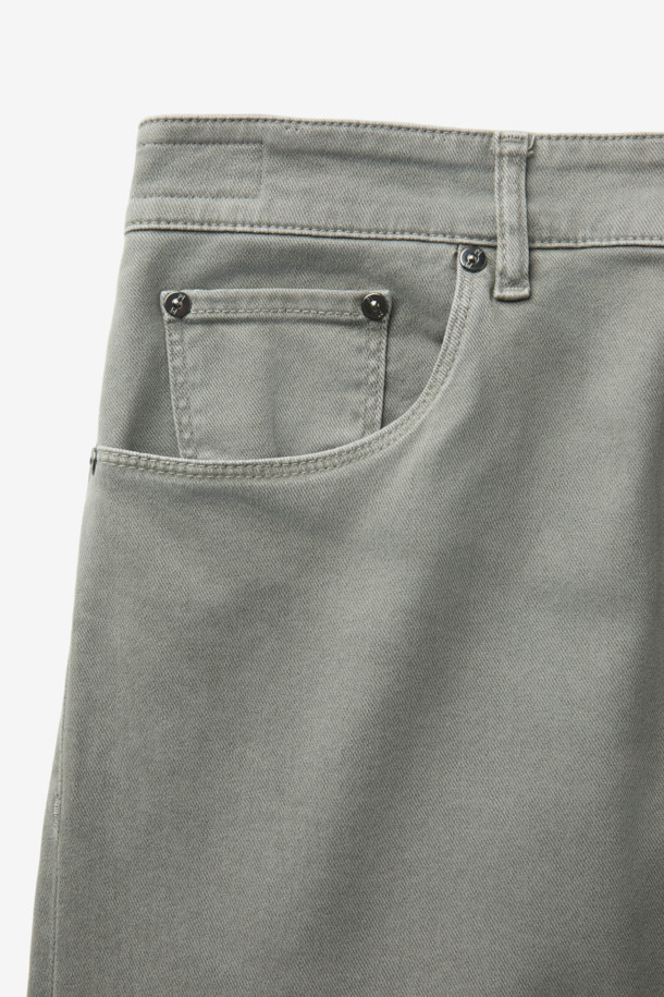 PT 토리노 5포켓 데님은 남성용 바지로, 일상과 비즈니스 캐주얼룩에 모두 활용하기 좋은 아이템입니다. 그레이 컬러의 무지 디자인으로, 어떤 상의에도 쉽게 매치하여 미니멀하고 클래식한 스타일을 연출할 수 있습니다. 레귤러핏으로 제작되어 편안한 착용감을 제공하며, 사계절 모두 활용 가능한 데님 소재로 제작되었습니다. 5포켓 디자인으로 실용성을 더했으며, 출근룩에도 잘 어울리는 세련된 디자인이 특징입니다.
