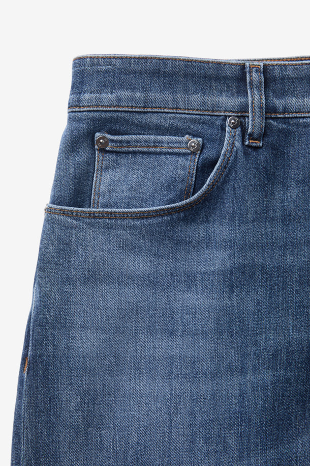 PT 토리노 코튼 캐시미어 데님은 부드러운 촉감과 보온성을 갖춘 남성용 데님 팬츠입니다. 빈티지하면서도 캐주얼한 스타일을 연출하며, 레귤러핏으로 편안한 착용감을 선사합니다. 면과 캐시미어 혼방 소재로 제작되어 겨울철에도 따뜻하게 입을 수 있습니다. 워싱 디테일이 돋보이는 블루 컬러의 무지 디자인으로, 다양한 상의와 손쉽게 매치할 수 있습니다. 캐주얼, 클래식, 미니멀 스타일을 즐겨 입는 남성에게 추천합니다.
