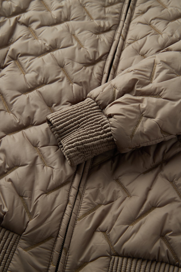 COSTUMEIN(코스튬인) 톰 퀼티드 점퍼는 남녀 모두 착용 가능한 캐주얼, 미니멀 스타일의 점퍼입니다. 퀼팅 처리된 베이지 컬러의 두꺼운 두께감으로 가을, 겨울 시즌에 적합하며, 출근룩으로 활용하기 좋습니다. 레귤러핏에 집업 여밈 방식이며, 긴 소매와 립 디테일이 특징입니다. 크롭 기장으로 세련된 핏을 연출하며, 다양한 스타일과 매치하여 클래식한 무드를 더할 수 있습니다.
