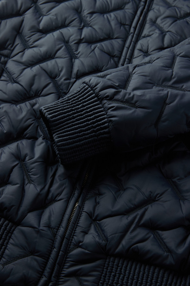 COSTUMEIN (코스튬인) 톰 퀼티드 점퍼는 남녀 모두 착용 가능한 캐주얼하고 미니멀한 스타일의 점퍼입니다. 봄, 가을에 어울리는 얇은 두께감과 가벼운 착용감으로 일상, 출근룩, 산책룩 등 다양한 TPO에 활용하기 좋습니다. 네이비 컬러의 퀼팅 패턴이 특징이며, 레귤러 핏과 긴 소매, 립 디테일이 편안하고 세련된 분위기를 연출합니다. 집업 스타일로 간편하게 착용 가능하며, 경량 소재로 제작되어 활동성을 높였습니다.
