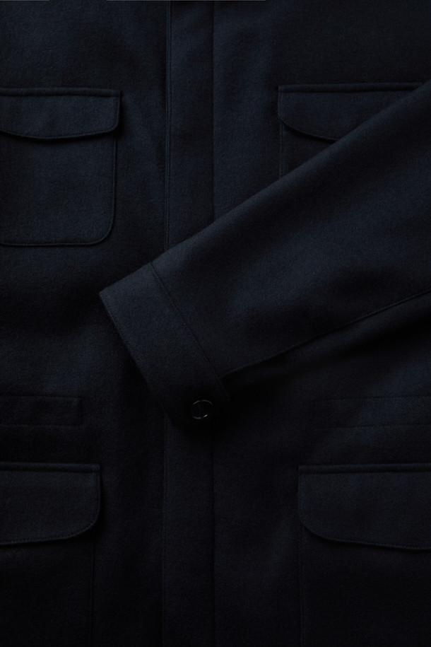 Mandelli(만델리) 캐시미어 4포켓 구스 다운은 남성용 겨울 아우터로, 일상과 TPO(출근룩, 비즈니스 캐주얼, 모임룩) 모두에 잘 어울리는 클래식하고 미니멀한 스타일을 연출합니다. 네이비 컬러의 무지 디자인에 레귤러핏으로 제작되었으며, 두꺼운 두께감과 부드러운 캐시미어 소재를 사용하여 고급스러운 촉감을 선사합니다. 4포켓 디자인과 버튼 여밈 방식으로 클래식한 멋을 더했으며, 긴 소매 기장과 구스다운 충전재로 보온성을 높였습니다. 럭셔리한 외관을 자랑하며, 겨울철 스타일과 보온성을 동시에 만족시키는 아이템입니다.
