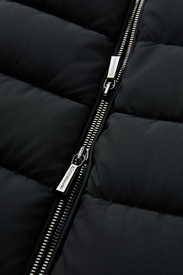 MOORER(무레르) 브란카 경량 다운은 봄, 가을 간절기에 활용하기 좋은 여성용 아우터입니다. 블랙 컬러의 무지 디자인으로 미니멀하고 베이직한 스타일을 연출하며, 출근룩과 캐주얼 스타일 모두에 잘 어울립니다. 얇고 부드러운 나일론 소재를 사용하여 가볍고 편안한 착용감을 제공하며, 크롭 기장과 레귤러핏으로 세련된 실루엣을 완성합니다. 집업 스타일의 숏패딩으로 긴 소매 디자인과 경량 보온 기능을 갖춰 간절기 날씨 변화에 유연하게 대응할 수 있습니다.
