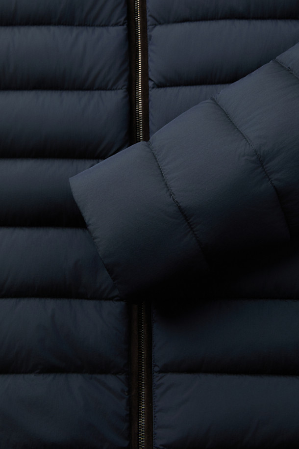 무레르(MOORER) 유리코 후디 경량 다운 자켓입니다. 네이비 컬러의 캐주얼하고 미니멀한 디자인으로, 겨울철 출근룩에 적합합니다. 얇은 두께감과 부드러운 촉감의 나일론 소재를 사용하여 편안한 착용감을 선사합니다. 집업 스타일의 레귤러핏 후드 자켓으로, 가죽 트리밍 디테일이 돋보입니다. 경량 및 보온 기능을 갖춘 실용적인 아이템입니다.
