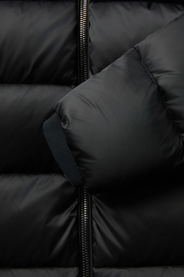 무레(MOORER) 브렛 후디 푸퍼 다운은 겨울철 캐주얼 스타일을 위한 필수 아이템입니다. 오버핏으로 제작되어 편안한 착용감을 선사하며, 후드와 볼륨감 있는 디자인이 돋보입니다. 무지 블랙 컬러와 숏 기장으로 어떤 옷에도 쉽게 매치할 수 있습니다. 보온성이 뛰어난 구스다운 소재를 사용하여 추운 날씨에도 따뜻하게 몸을 보호해 줍니다. 집업 여밈 방식과 긴 소매는 활동성을 더하며 부드러운 촉감으로 편안함을 더합니다.
