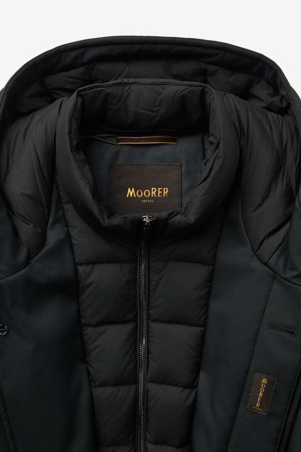 MOORER(무레르) 바네스 카라 퍼 헤비 다운은 겨울철 출근룩을 위한 클래식하고 미니멀한 스타일의 구스다운 점퍼입니다. 풍성한 퍼 카라가 돋보이며, 퀼팅 처리된 안감과 레귤러핏으로 제작되어 부드러운 촉감과 뛰어난 보온성을 제공합니다. 지퍼형 여밈 방식과 긴 소매 기장으로 편안함을 더했으며, 블랙 컬러의 무지 디자인으로 어떤 옷에도 쉽게 매치할 수 있습니다. 두꺼운 두께감의 헤비 다운으로 추운 날씨에도 따뜻하게 착용할 수 있습니다.
