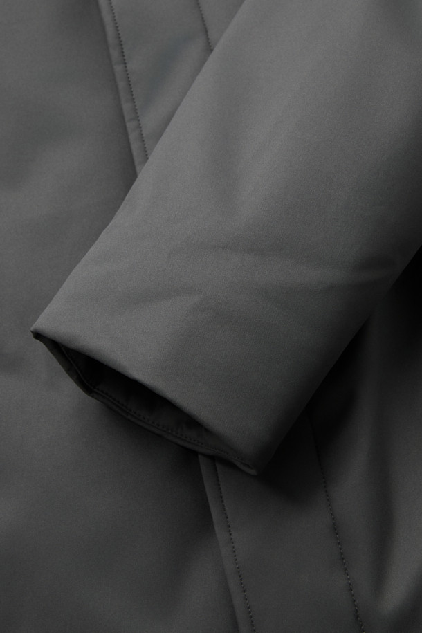 무어러 바네스 카라 퍼 헤비 다운은 겨울철 당신의 스타일을 책임질 헤비 구스다운 점퍼입니다. 블랙 컬러의 무지 디자인으로, 클래식하면서도 미니멀하고 시크한 스타일을 연출합니다. 레귤러핏과 레귤러 기장으로 편안한 착용감을 제공하며, 지퍼 여밈 방식으로 간편하게 입고 벗을 수 있습니다. 카라 퍼 디테일과 퀼팅 안감이 특징이며, 보온 기능을 갖춰 출근룩이나 연말 모임룩에 모두 잘 어울립니다. 부드러운 촉감의 구스다운 소재로 제작되어 뛰어난 보온성을 선사합니다.
