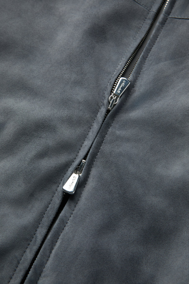 Mandelli(만델리) 스웨이드 캐시미어 져지는 부드러운 촉감과 두꺼운 두께감으로 가을, 겨울철 따뜻하게 착용하기 좋은 남성 블루종입니다. 클래식하고 미니멀한 디자인에 그레이 컬러, 무지 패턴으로 어떤 스타일에도 잘 어울립니다. 레귤러핏으로 제작되었으며, 져지 소매와 염소가죽을 사용하여 고급스러움을 더했습니다. 집업 스타일이며, 출근룩, 비즈니스 캐주얼, 모임룩 등 다양한 TPO에 활용할 수 있습니다. 
