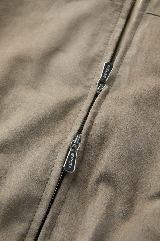 Mandelli(만델리) 스웨이드 캐시미어 져지는 부드러운 촉감과 보온성을 자랑하는 아우터입니다. 가을, 겨울 시즌에 어울리는 두꺼운 두께감으로 클래식하고 미니멀한 스타일을 연출합니다. 베이지, 그레이 두 가지 색상으로 출시되었으며, 레귤러 핏의 집업 스타일로 편안하게 착용 가능합니다. 특히 소매 부분의 캐시미어 져지 소재가 고급스러움을 더하며, 데이트룩, 출근룩, 모임룩 등 다양한 TPO에 활용 가능합니다. 시크한 매력을 뽐내고 싶은 날, Mandelli(만델리) 스웨이드 캐시미어 져지를 선택해 보세요.
