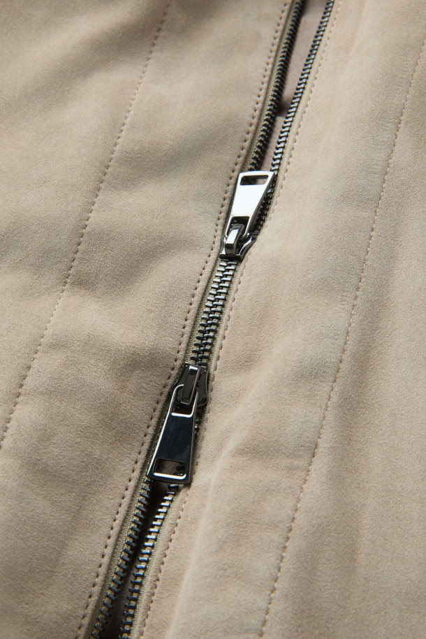 GALLOTTI(갈로티) 스웨이드 패딩 후디 아우터는 가을과 겨울에 따뜻하게 착용할 수 있는 남성용 점퍼입니다. 부드러운 스웨이드와 양가죽 소재로 제작되어 고급스러운 촉감을 선사하며, 레귤러핏으로 편안한 착용감을 제공합니다. 캐주얼 스타일의 무지 디자인에 후드, 긴소매, 집업 여밈 방식이 적용되어 실용성을 더했습니다. 두꺼운 두께감과 패딩 안감으로 보온성을 높였으며, 미니멀하고 클래식한 스타일을 연출하기 좋습니다. 베이지 컬러로 다양한 스타일에 매치하기 용이합니다.
