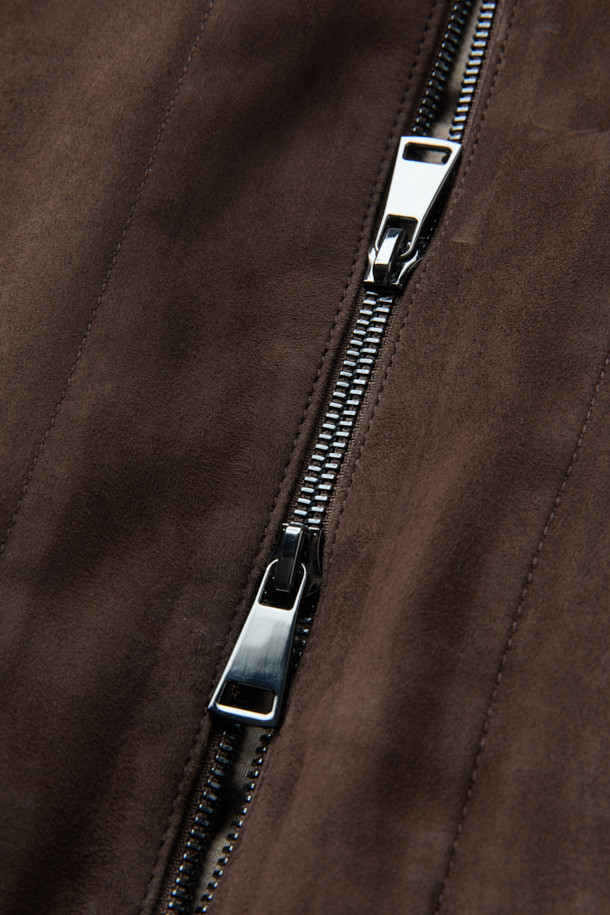 GALLOTTI(갈로티) 스웨이드 패딩 후디 아우터는 부드러운 스웨이드 소재와 두꺼운 두께감으로 가을, 겨울철 따뜻함을 선사하는 여성용 점퍼입니다. 캐주얼한 무드의 브라운 컬러 무지 디자인에 긴 소매와 후드, 집업 여밈 방식으로 편안함을 더했습니다. 레귤러핏 크롭 기장으로 활동성을 높였으며, 여행룩과 캠핑룩, 캐주얼, 미니멀, 클래식 스타일 연출에 활용하기 좋습니다. 안감과 패딩 충전재로 보온성을 강화하여 추운 날씨에도 따뜻하게 착용할 수 있습니다.
