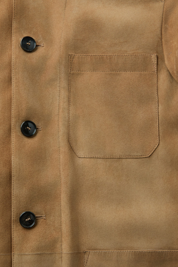 GALLOTTI(갈로티) 스웨이드 초어 재킷 카멜은 가을과 겨울, 당신의 품격을 높여줄 남성용 아우터입니다. 부드러운 스웨이드와 고급스러운 양가죽 소재로 제작되어 따뜻함과 편안한 착용감을 선사합니다. 클래식하고 베이직한 디자인에 카멜 컬러가 더해져 출근룩, 비즈니스 캐주얼, 모임룩 등 다양한 TPO에 활용 가능합니다. 레귤러핏, 싱글 버튼 여밈, 포켓 디테일이 돋보이며, 미니멀하고 시크한 스타일을 연출하기 좋습니다. 두꺼운 두께감과 패딩 안감으로 추운 날씨에도 따뜻하게 몸을 보호해 줍니다.
