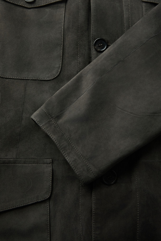 GALLOTTI(갈로티) 스웨이드 4포켓 패딩 사파리 아우터는 남성용 겨울 아우터로, 카키와 그린 두 가지 색상으로 출시되었습니다. 부드러운 스웨이드와 양가죽 소재로 제작되어 고급스러운 촉감을 선사하며, 레귤러핏으로 편안하게 착용 가능합니다. 4포켓 디테일과 패딩 안감으로 보온성을 높였으며, 버튼 여밈 방식의 사파리 코트 스타일입니다. 출근룩과 모임룩, 캐주얼, 클래식, 미니멀 스타일을 모두 소화할 수 있는 활용도 높은 아이템입니다.
