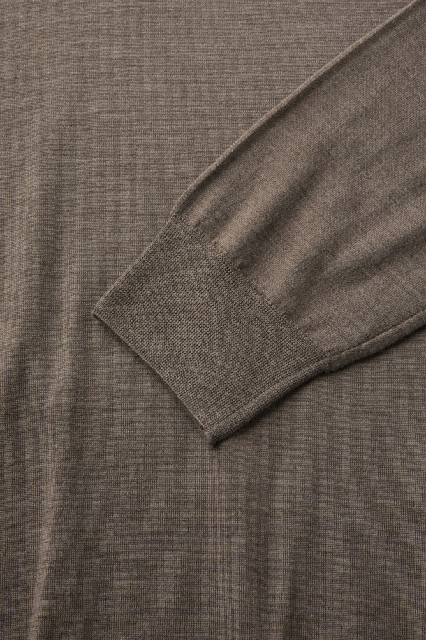 Mandelli(만델리) 위시 울 터틀넥 니트는 여성스러운 실루엣을 연출하는 브라운 컬러의 크롭 기장 터틀넥 니트입니다. 가을과 겨울에 어울리는 얇은 두께감과 부드러운 촉감의 울 소재로 제작되어 편안한 착용감을 선사합니다. 18 게이지 파인 조직으로 짜여져 고급스러운 디자인과 뛰어난 내구성을 자랑하며, 미니멀하고 베이직한 스타일로 다양한 룩에 활용하기 좋습니다. 출근룩, 오피스룩은 물론 클래식, 캐주얼 스타일까지 폭넓게 소화 가능한 아이템입니다.
