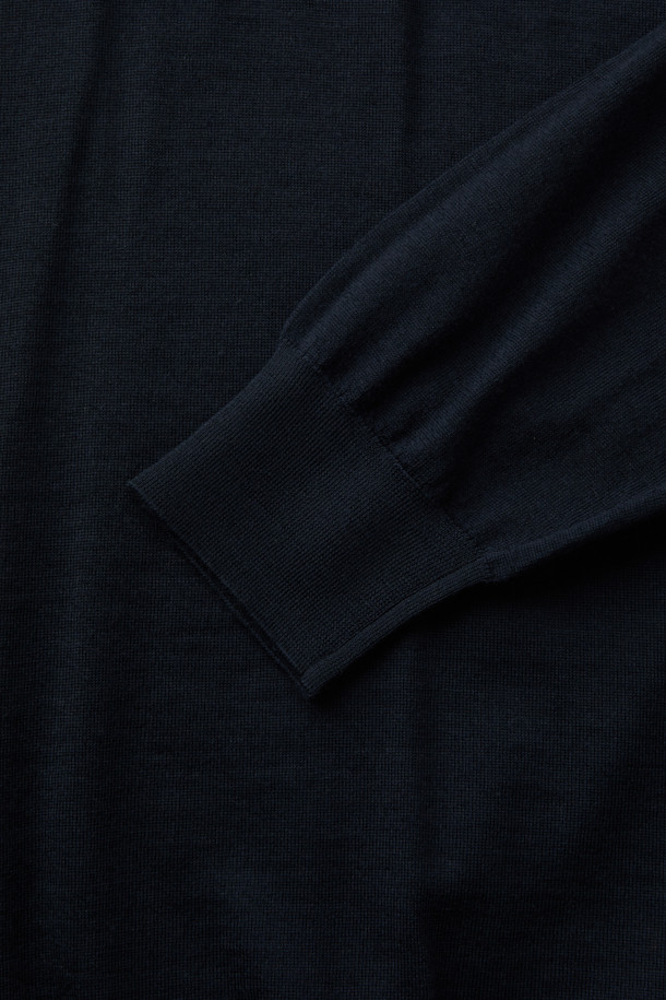 Mandelli(만델리) 위시 울 터틀넥 니트는 미니멀하고 클래식한 스타일을 추구하는 남녀 모두를 위한 상의입니다. 얇은 두께감과 부드러운 촉감의 18게이지 파인 조직 울 소재로 제작되어 가볍고 편안한 착용감을 선사합니다. 차분한 네이비 컬러와 레귤러핏 디자인은 출근룩, 비즈니스 캐주얼, 모임룩 등 다양한 TPO에 활용 가능합니다. 뛰어난 내구성을 자랑하며, 터틀넥 디자인으로 포근함과 고급스러운 분위기를 더합니다. 가을, 겨울 시즌에 활용하기 좋은 데일리 아이템입니다.
