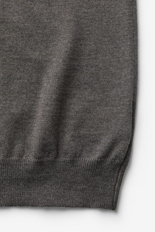 GRAN SASSO(그란 사소) 울 베이직 크루넥 니트는 남성용 상의로, 가을과 겨울에 따뜻하게 입을 수 있는 두꺼운 울 100% 소재의 긴소매 니트입니다. 베이직한 디자인의 레귤러핏 라운드넥 스타일로, 출근룩이나 비즈니스 캐주얼에 활용하기 좋습니다. 클래식, 미니멀, 캐주얼 등 다양한 스타일에 매치하기 용이하며 부드러운 촉감으로 편안하게 착용할 수 있습니다. 무지 패턴의 그레이 컬러로 어떤 옷에도 쉽게 코디할 수 있어 활용도가 높습니다.
