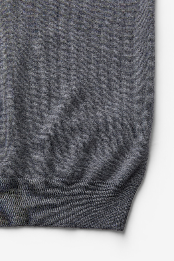 GRAN SASSO(그란 사쏘) 울 베이직 크루넥 니트는 남성용 상의입니다. 가을과 겨울에 착용하기 좋은 두꺼운 두께감의 울 소재로 제작되었으며, 부드러운 촉감을 선사합니다. 라운드넥, 긴소매, 레귤러핏의 베이직한 디자인으로, 출근룩과 비즈니스 캐주얼은 물론 클래식, 미니멀, 캐주얼 스타일 모두 소화 가능합니다. 다양한 아우터와 매치하여 폭넓은 스타일을 연출할 수 있는 활용도 높은 아이템입니다. 그레이 컬러의 무지 니트입니다.
